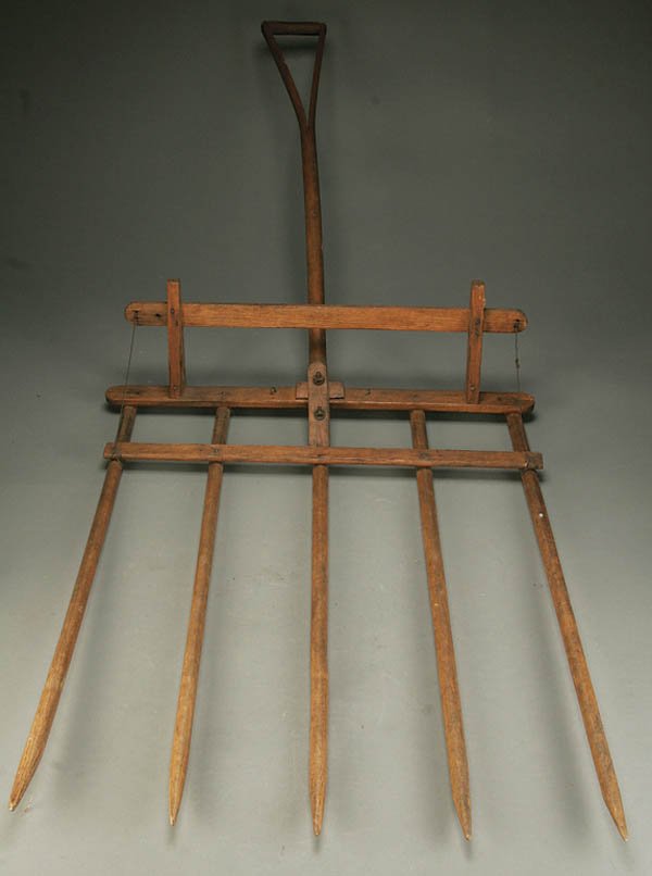 276 AN INTERESTING CARVED PRIMITIVE WOODEN HAY FORK m Oct 17, 2006 Jackson's Auction in IA