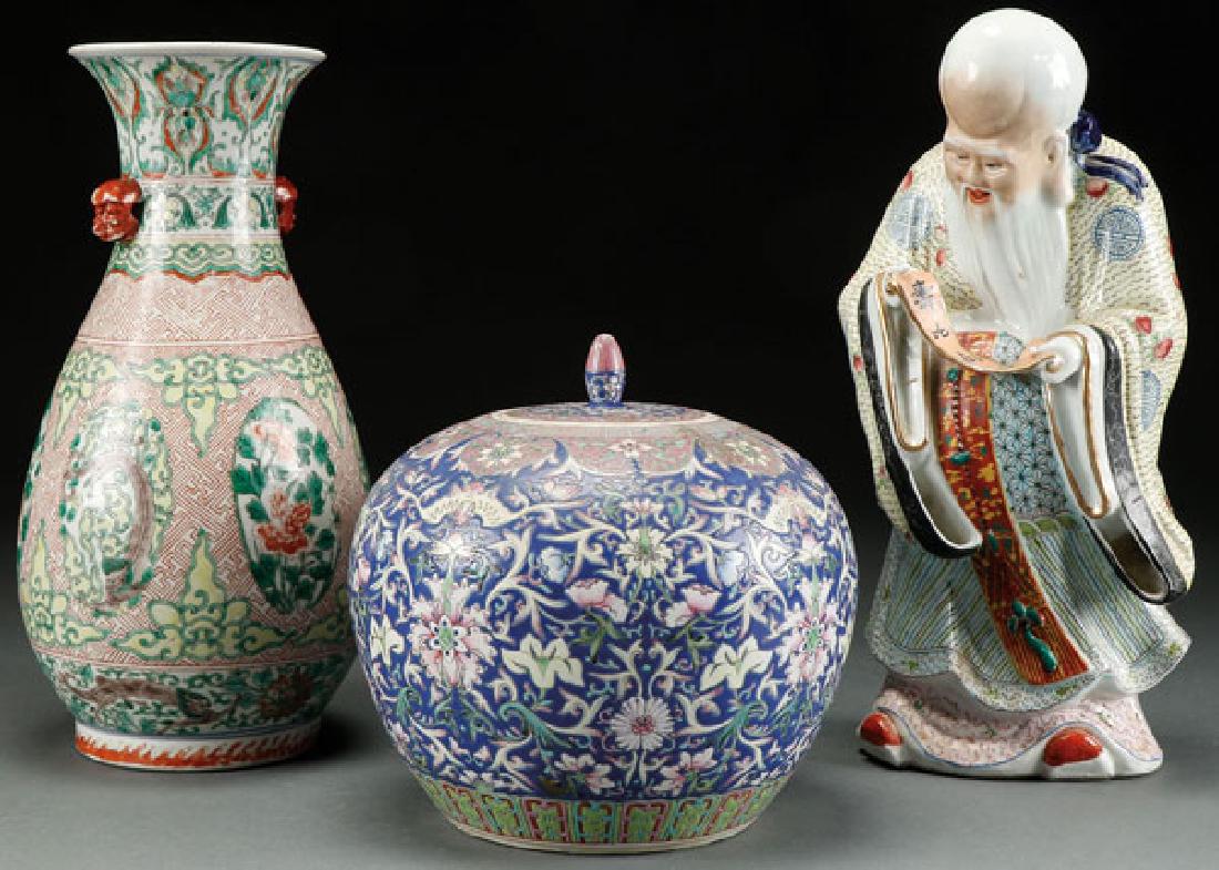 A GROUP OF THREE CHINESE PORCELAIN ITEMS (1 of 10)