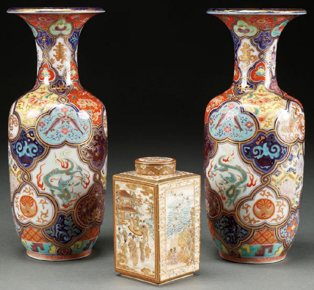 A PAIR OF VERY FINE JAPANESE IMARI VASES (1 of 2)