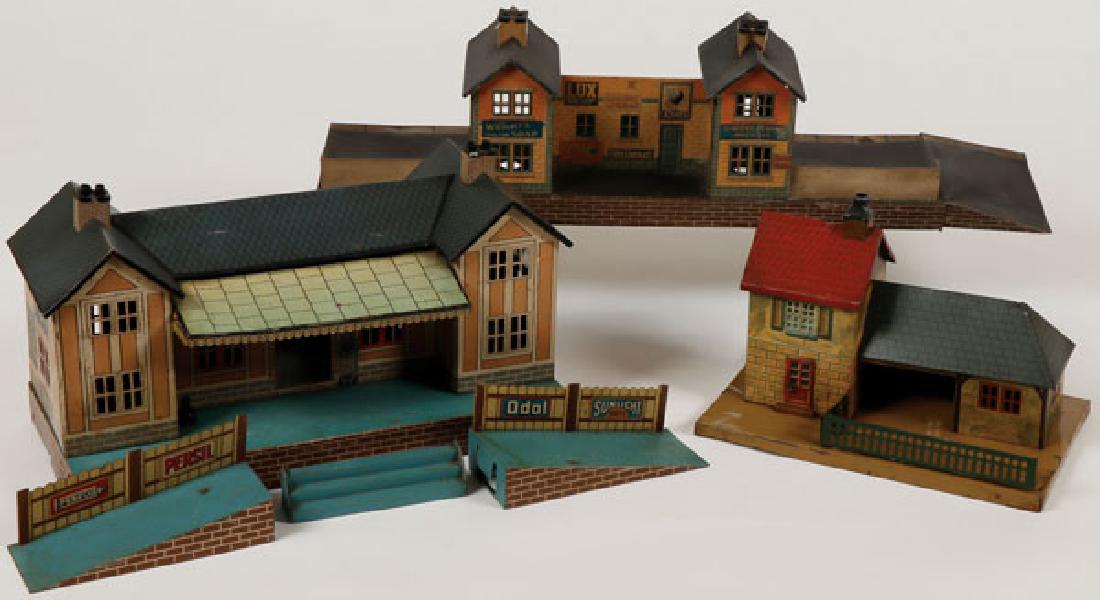 A THREE PIECE GERMAN BING TIN LITHO DEPOT: A THREE PIECE GERMAN BING TIN LITHO DEPOT AND STATION GROUP, EARLY 20TH CENTURY. Comprising three stations, one with removable risers. SHIPPING NOTICE:Jackson's is your sole and only source