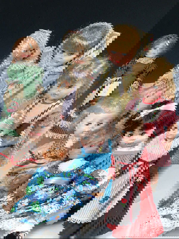 A GROUP LOT OF 8 VINYL DOLLS by Eegee, Effanbee,: A GROUP LOT OF 8 VINYL DOLLS by Eegee, Effanbee, Madame Alexander. Sizing from 16"-20". Estimate $50-$75