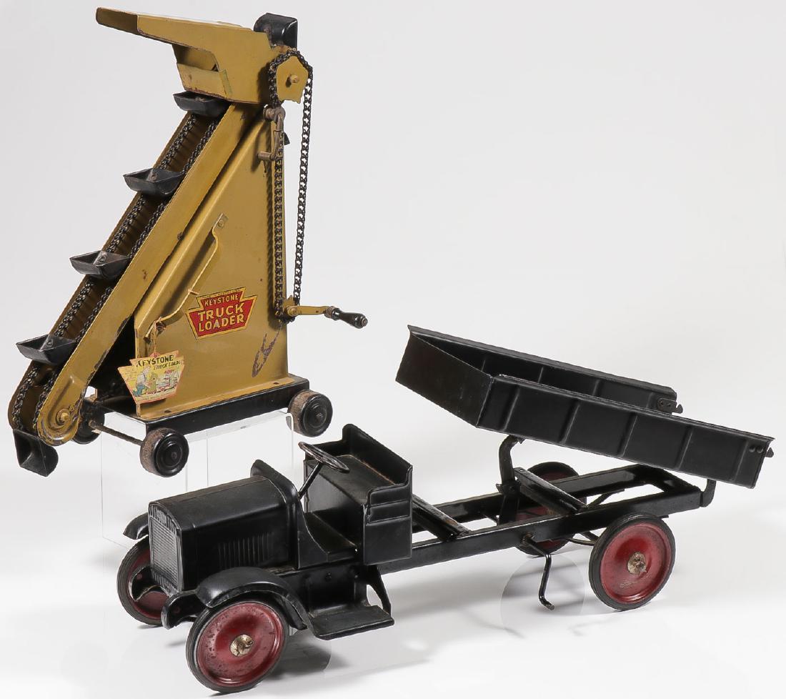 A KEYSTONE TRUCK LOADER & BUDDY L DUMP TRUCK: A KEYSTONE TRUCK LOADER & BUDDY L. DUMP TRUCK. Keystone truck loader includes original paper label. SHIPPING NOTICE: Jackson's is your sole and only source for one stop packing and ship