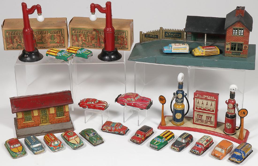 23 VINTAGE AUTO & RAIL TIN LITHO COMPONENTS: 23 VINTAGE AUTO & RAIL TIN LITHO COMPONENTS. Comprising a nice German Bing tin litho red brick station (length 13.75 inches), an American Flyer No. 90 tin litho Hyde Park Station (6.5 inches), a Marx