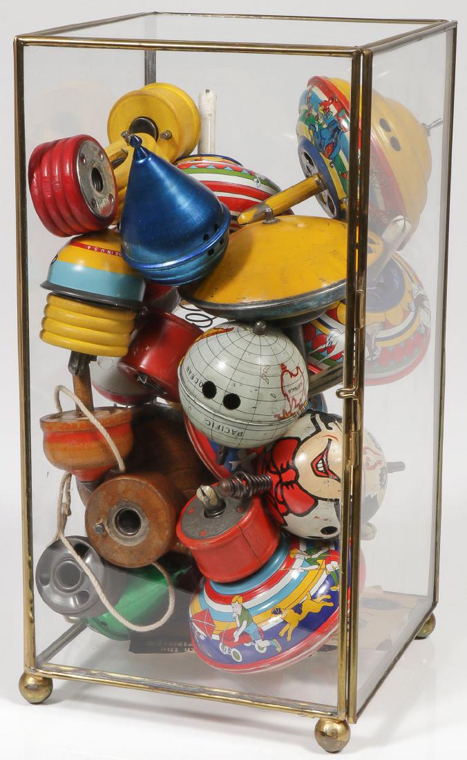 18 VINTAGE TOPS AND SPINNERS: 18 VINTAGE TOPS AND SPINNERS. Comprising 11 tin litho examples including a happy/sad face and globe, as well as four Siren King Spinners with original instructions, strings and handle, as well as thre