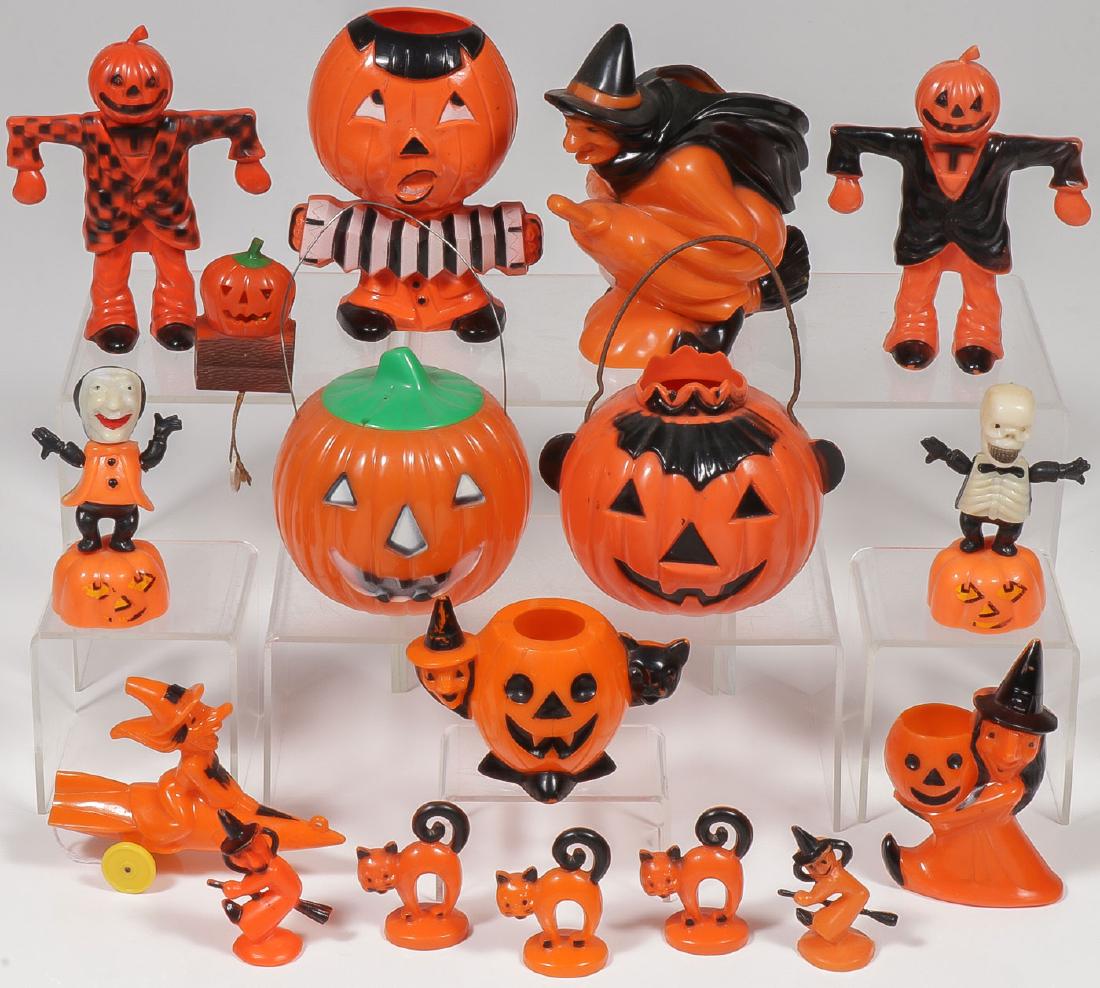 VINTAGE PLASTIC HALLOWEEN ITEMS: VINTAGE PLASTIC HALLOWEEN ITEMS. A good offering of 17 individual plastic Halloween items including many harder to find examples. Comprising a great accordion plain jack-o'-lantern candy c