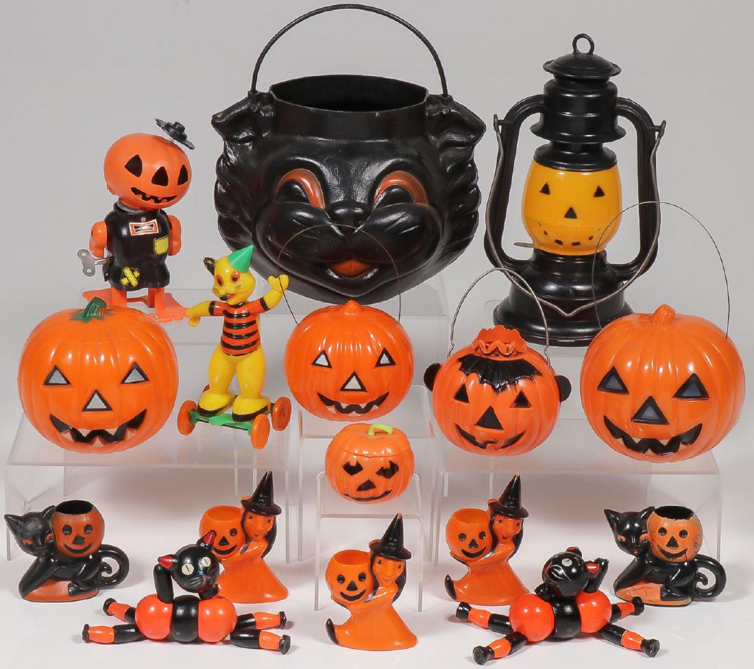 VINTAGE HALLOWEEN ITEMS: VINTAGE HALLOWEEN ITEMS. Comprising 16 various Halloween related items including a great plastic black cat candy basket, a wind-up walking jack-o'-lantern scarecrow, a battery-oper