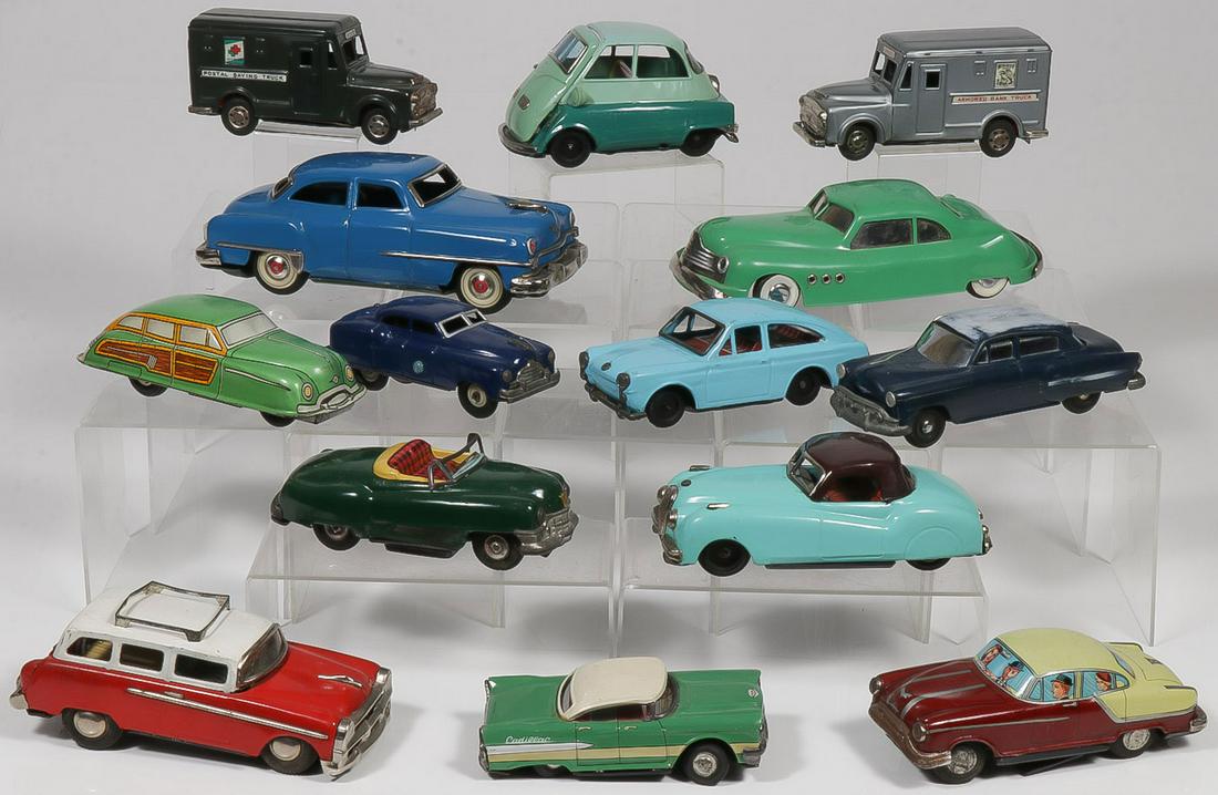GOOD GROUP OF 14 VINTAGE TOY CARS C. 1950’S: GOOD GROUP OF 14 VINTAGE TOY CARS C. 1950Â’S. Comprising a blue tin friction Yonezawa Oldsmobile Sedan in good condition, length 9.75 inches, a cool Kenton Vibro-Roll green Buick coupe (without rem