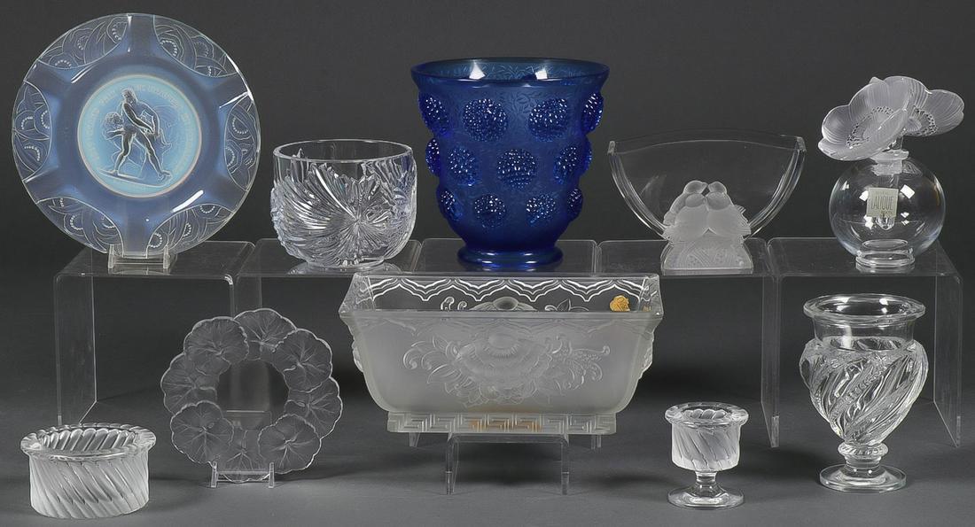 LARGE FRENCH ART GLASS GROUP: LARGE FRENCH ART GLASS GROUP. Comprising 10 individual pieces including a Sabino limited edition plate depicting Hercules, diameter 8.25 inches, a Lalique leaf-decorated vase, a blue Verlys vase (heig