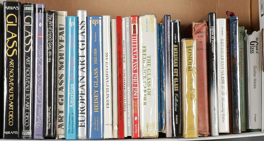 EXTENSIVE ART GLASS REFERENCE LIBRARY: EXTENSIVE ART GLASS REFERENCE LIBRARY. Comprising 27 books including some of the good standards on the subject including "Art Glass Nouveau" by Ray and Lee Grover, "European Art Glass" also by Ray and