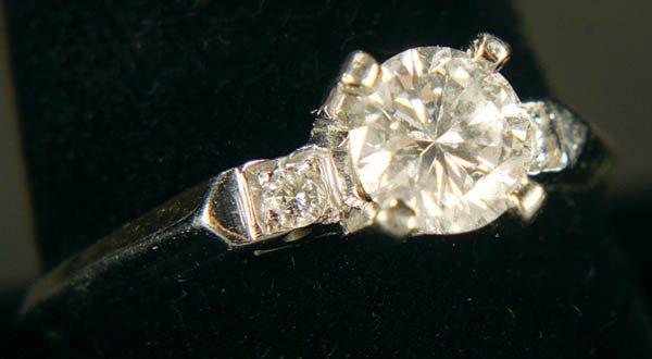 LADIES DIAMOND ENGAGEMENT RING