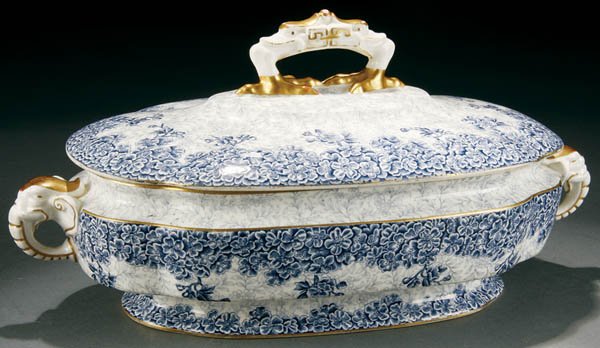 A GOOD ROYAL WORCESTER FLOW BLUE COVERED TUREEN, 