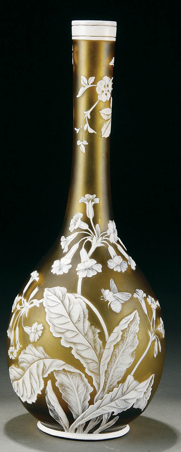 A GOOD WEBB ENGLISH CAMEO VASE, circa 1890, bulbo