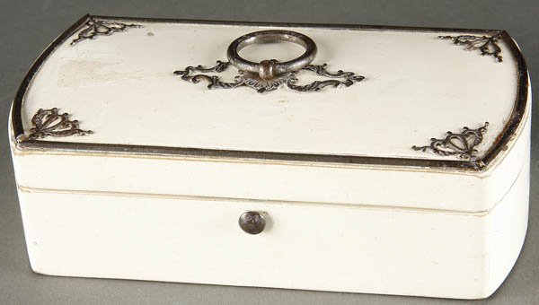 A REGENCY DRESSER BOX first half of the 20th cent