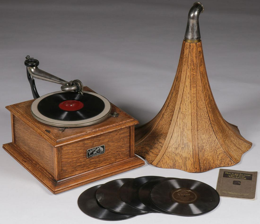 A VICTOR TABLETOP TALKING MACHINE W OAK HORN: A VICTOR TABLETOP TALKING MACHINE W OAK HORN. Comprising a Victor table top oak case talking machine with Morning Glory oak horn (with resistor collar broken), otherwise takes a wind and runs. Probabl