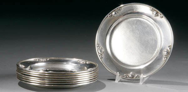 8 GEORG JENSEN "ACORN" STERLING SILVER PLATES: 8 GEORG JENSEN "ACORN" STERLING SILVER PLATES Copenhagen 1945-1977, designed by Johan Rohde in 1915 comprising eight 6 inch plates with sculpted acorn design and hand hammered finish. Impressed marks