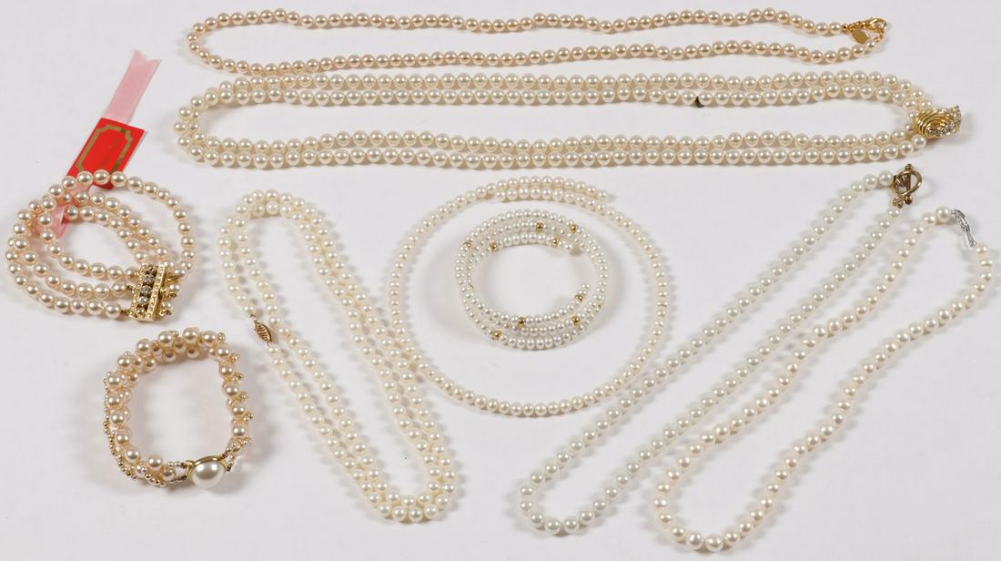 PEARL & FAUX PEARL JEWELRY: PEARL & FAUX PEARL JEWELRY. Including three single strand pearl necklaces (one with broken clasp) and a pearl stretch bracelet, together with two faux pearl bracelets and three faux pearl necklaces se