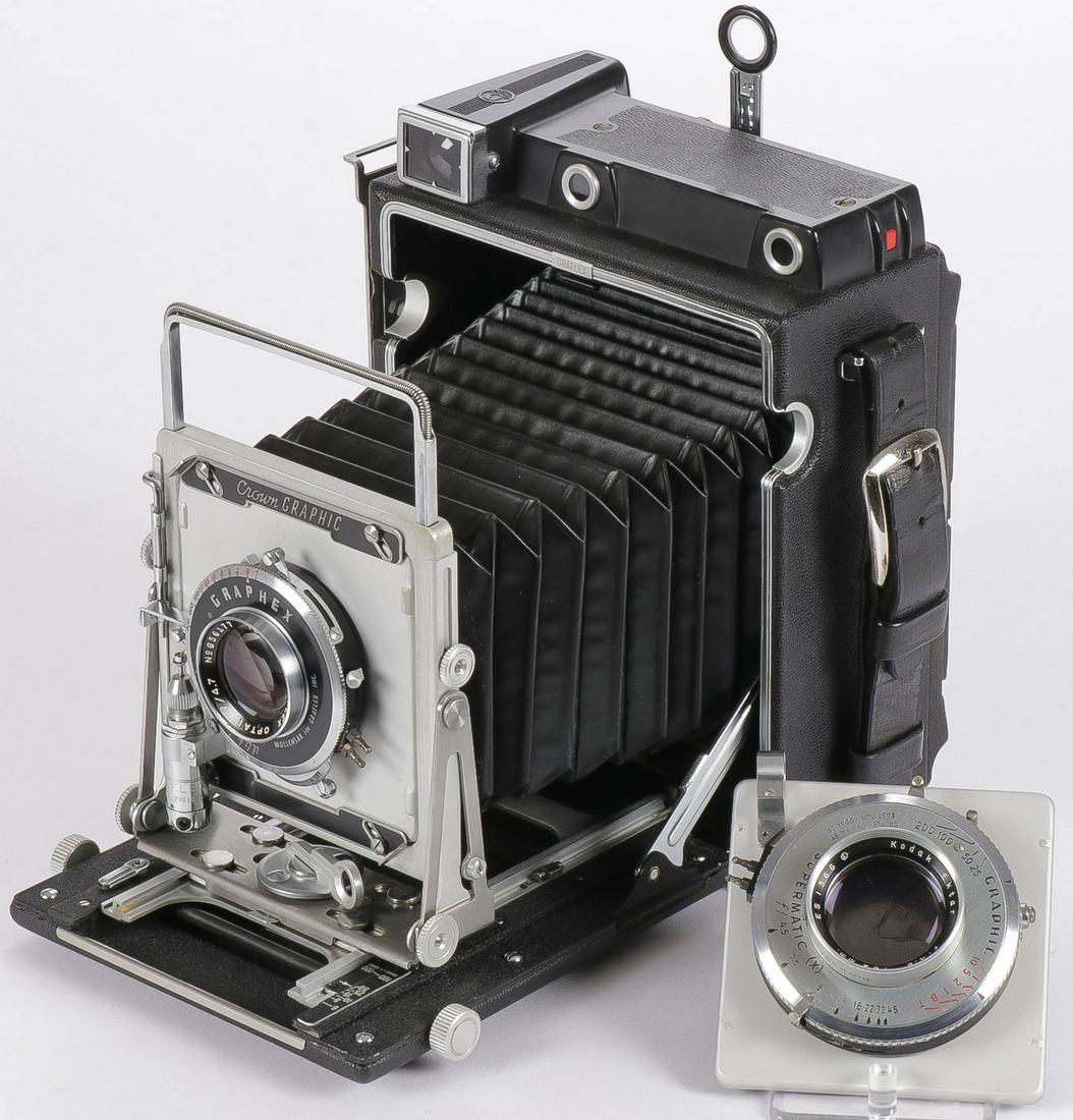 CROWN GRAPHIC GRAFLEX CAMERA AND LENS: CROWN GRAPHIC GRAFLEX CAMERA AND LENS. Comprising a Crown Graphic 4 x 5 camera manufactured by Graflex Inc. of Rochester, New York, serial number 986026 with Graphex full synchromatic Wollensak lens.