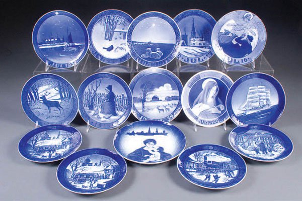 19 ROYAL COPENHAGEN ANNUAL CHRISTMAS PLATES for 1: 19 ROYAL COPENHAGEN ANNUAL CHRISTMAS PLATES for 1916, 1917, 1918, 1919, 1920, 1933, 1934, 1935, 1954, 1955, 1956, 1960, 1961, 1992, 1993, 1994, 1995 (2), 1996. Together with a B&G 1987 plate. Estimate
