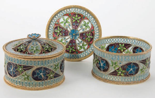 SILVER-GILT AND PLIQUE-A-JOUR ENAMELED COVERED BO: SILVER-GILT AND PLIQUE-A-JOUR ENAMELED COVERED BOXES, A PAIR 20th century marked A1-SILVER. Diameter 2.25 inches (5.8 cm). Estimate $400-$600 Euro 300-400