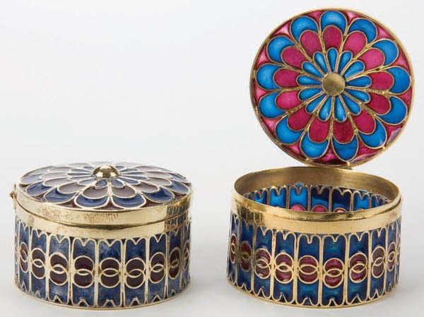 A PAIR OF SILVER-GILT AND PLIQUE-A-JOUR BOXES wit: A PAIR OF SILVER-GILT AND PLIQUE-A-JOUR BOXES with hinged lids, stamped SILVER and 925S - standard. Diameter 1.5 inches (3.6 cm). Estimate $250-$350 Euro 200-300