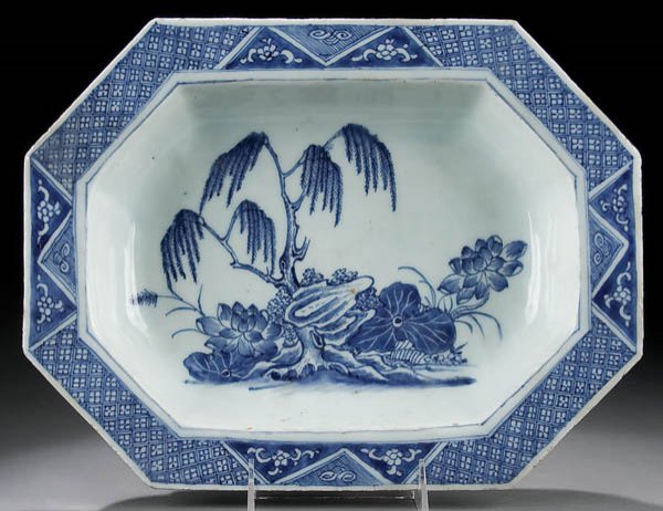 A CHINESE EXPORT BLUE-WHITE CANTON BOWL circa 180: A CHINESE EXPORT BLUE-WHITE CANTON BOWL circa 1800, of rectangular 8-sided form. Minor repair to rim. Length 13.5 inches. Estimate $100-$150 Euro 70-100