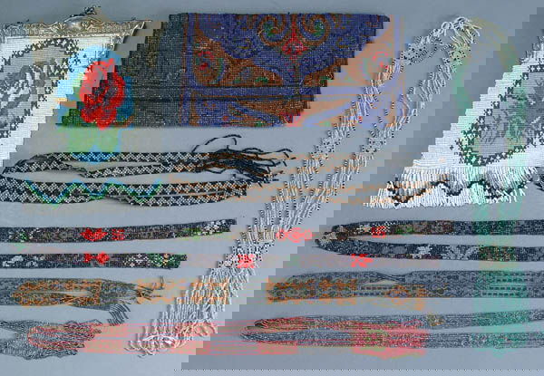 A 7 PIECE GROUP OF VINTAGE BEADWORK early 20th ce: A 7 PIECE GROUP OF VINTAGE BEADWORK early 20th century comprising a 10 inch bag with silvered frame, a French beaded clutch, and 5 flapper necklaces including two of iridized metal beads. Estimate $10