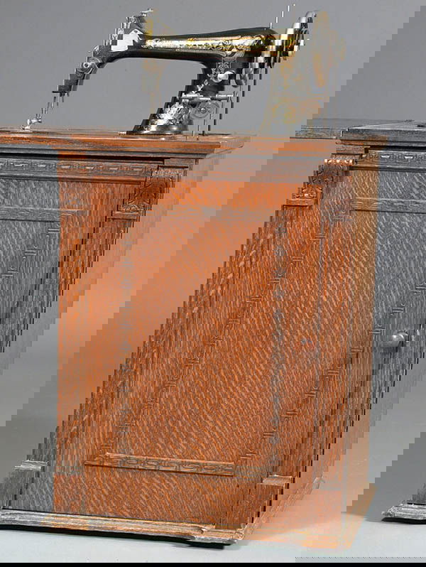 946 A FRANKLIN TREADLE SEWING MACHINE C. 1920 in oak