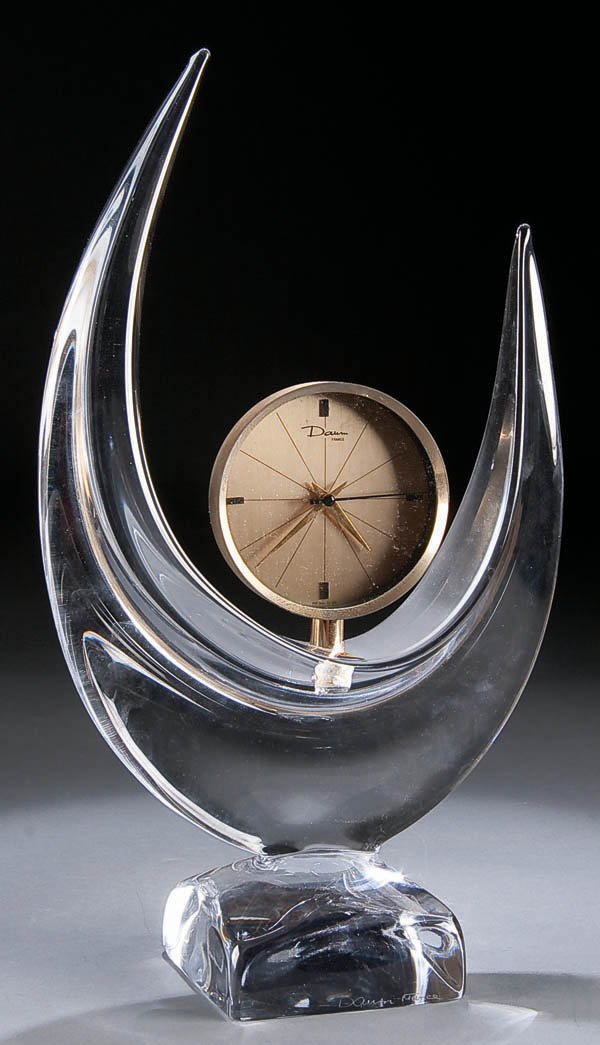 A MODERN DAUM CRYSTAL DESK CLOCK of everted cresc: A MODERN DAUM CRYSTAL DESK CLOCK of everted crescent form with quartz movement, signed on base Daum France Height 15 inches. Estimate $100-$200