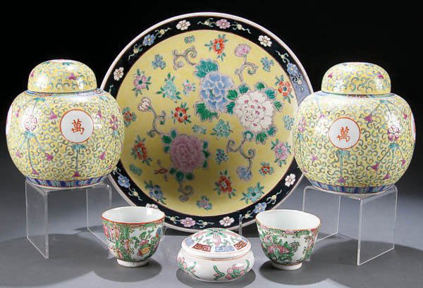 3 PIECE CHINESE EXPORT FAMILE ROSE CHARGER AND PA: 3 PIECE CHINESE EXPORT FAMILE ROSE CHARGER AND PAIR COVERED JARS, circa 1900, together with a pair of rose medallion tea cups and a covered box, diameter 11 inches, height 5.5 inches. Estimate $100-$1