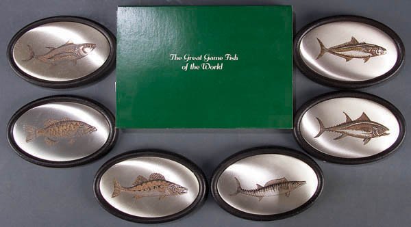 A 21 PIECE SET OF FRANKLIN MINT GAME FISH OF THE: A 21 PIECE SET OF FRANKLIN MINT GAME FISH OF THE WORLD ETCHED COPPER PLAQUES, last quarter 20th century, shown partially illustrated, length 4.25 inches, together with a wall display board, 22 inches 