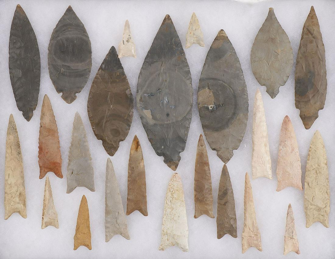 24 QUALITY STONE TOOLS, BLADES, POINTS: 24 QUALITY STONE TOOLS, BLADES, POINTS. Comprising 24 finely crafted, heat-treated, stone tools, blades and points representing various types and materials, including numerous turkey-tails and example