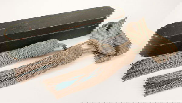 IMPERIAL GERMAN SAXON UNIFORM: AN IMPERIAL GERMAN SAXON OFFICER'S DRESS SASH AND CASE, CIRCA 1900. Of the pattern introduced in 1896, silver bullion brocade with green silk bands. Has massive silver and green mixed tassels. Complet