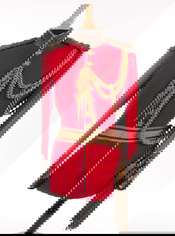 BRITISH VICTORIAN MAJOR GENERAL'S UNIFORM: A BRITISH VICTORIAN MAJOR GENERAL'S TUNIC, circa 1900. Red wool with dark blue collar and cuffs, piped in white. Gold bullion braid on the collar and cuffs, gold general's pattern buttons and gold cor