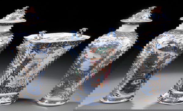 3 PC ORIENTAL PORCELAIN GROUP: A THREE PIECE CHINESE BLUE AND WHITE PORCELAIN GROUP, late 18th/early 19th century. Comprising a blue and white "famille rose" "bough pot" with reticulated cover and a Nanking garniture set with two m