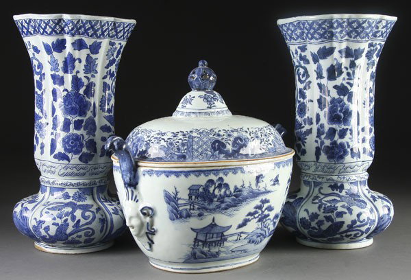 A CHINESE BLUE/WHITE EXPORT PORCELAIN GROUP: A CHINESE BLUE/WHITE EXPORT PORCELAIN GROUP 18th/19th century. Comprising an oval coverd tureen with mask and extended plume handles decorated with hand painted Blue Willow type scenes, together with 