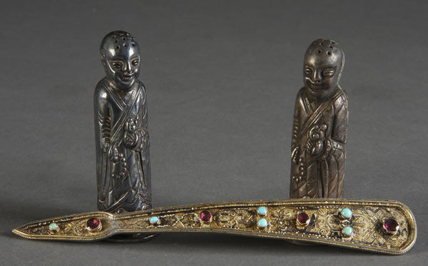 19TH C. SILVER GILT & JEWELED HAIR PIN: A 19TH C. SILVER GILT & JEWELED HAIR PIN with chased scrolled decoration, 4 amethyst jewels and 6 turquoise beads. Together with 2 Chinese silver salt & pepper shakers.