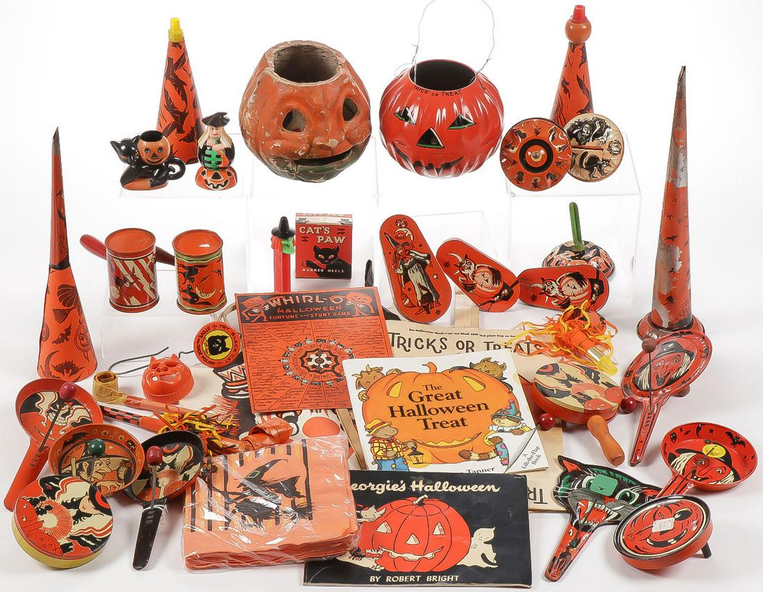 40 VINTAGE HALLOWEEN DECORATIONS: 40 VINTAGE HALLOWEEN DECORATIONS. Comprising a great variety including paper mâché, tin lithograph, noise makers, horns, and trick-or-treat candy containers. A good variety as shown. Greates