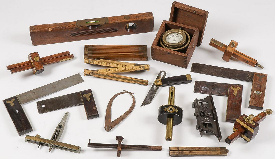 GOOD VINTAGE CARPENTRY TOOL GROUP: GOOD VINTAGE CARPENTRY TOOL GROUP. Comprising 18 individual pieces as shown, including wood and brass mounted scribes, wood and brass squares, including two Stanleys, three folding rulers, a Keen Kutt