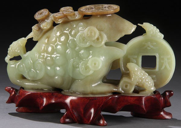 CHINESE CARVED YELLOW JADE FIGURAL TOAD, QING: A CHINESE CARVED YELLOW JADE FIGURAL GROUP OF A THREE LEGGED TOAD, LATE QING DYNASTY/EARLY REPUBLIC. Depicting the hollowed form of a three legged toad with two young in yellow jade and various sized 