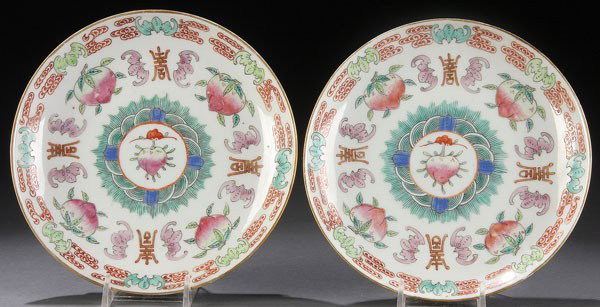 A PAIR OF CHINESE FAMILLE VERTE PEACHES AND BATS: A PAIR OF CHINESE FAMILLE VERTE PEACHES AND BATS PORCELAIN PLATES, QING DYNASTY, TONGZHI MARK AND OF THE PERIOD. The circular plates with gently sloping rims each decorated with matching bands of alte