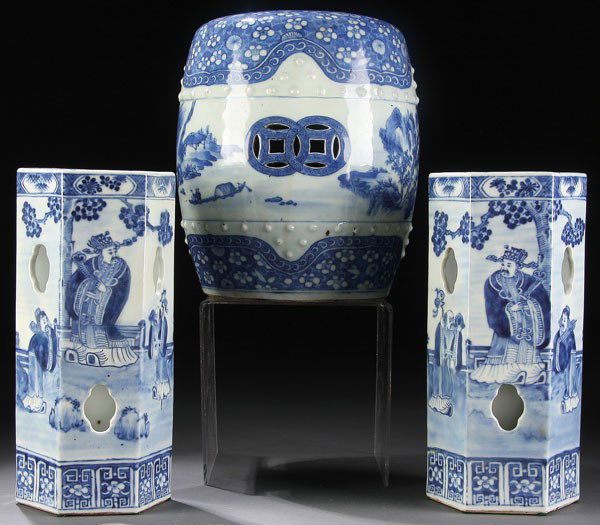 3-PC CHINESE BLUE AND WHITE PORCELAIN GROUP: A THREE PIECE CHINESE BLUE AND WHITE PORCELAIN GROUP, LATE QING, GUANGXU MARK AND OF THE PERIOD, comprising two elongated hexagonal cylinder vases decorated with immortals and bats together with a bar