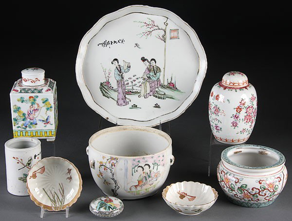 9 CHINESE FAMILLE ROSE PORCELAIN BOWL JAR BOX: NINE PIECE GROUP OF CHINESE FAMILLE ROSE PORCELAIN, 20TH CENTURY. Comprising covered jar, tea box, tray, planter, and a Zhonghua signed ink box. The largest diameter 10 inches (25.5 cm).