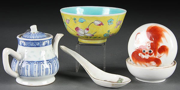 4 CHINESE DECORATED PORCELAIN BOWL BOX: A FOUR PIECE GROUP OF CHINESE DECORATED PORCELAIN ITEMS, 19TH/20TH CENTURY. Comprising a famille rose yellow ground decorated bowl with aqua interior, a lidded seal ink box with copper red foo dog, a 