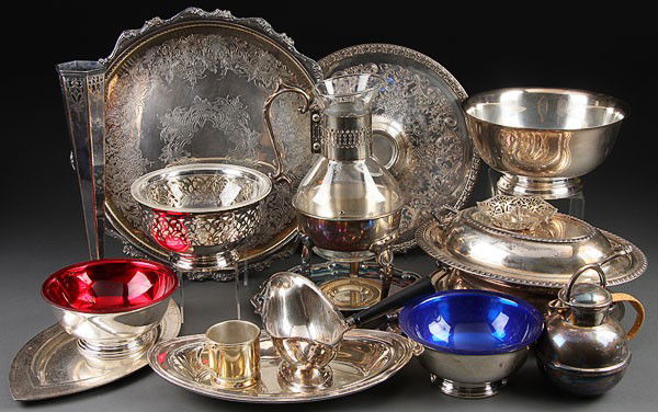 VINTAGE SILVER PLATED TABLE WARE GROUP: A VINTAGE SILVER PLATED TABLE WARE AND SERVING ITEM GROUP, 20TH CENTURY. Consisting of a 14 inch round tray, two covered dishes, Gorham Revere style bowls, sauce server, individual coffee server, Shef