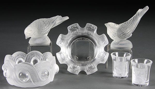 6 LALIQUE MOLDED AND FROSTED CRYSTAL FIGURES: A SIX PIECE GROUP OF LALIQUE MOLDED AND FROSTED CRYSTAL FIGURES AND TABLE PIECES, LAST HALF 20TH CENTURY. Comprising a "Gau", "Chardonneret Timide" and "Moqueur" figures; together with two figural pan