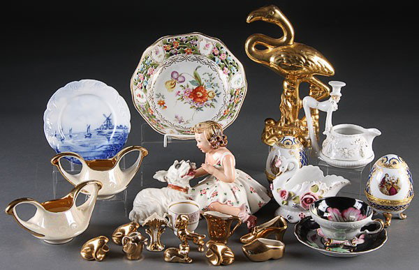 A CONTINENTAL PORCELAIN AND CERAMIC GROUP, 20th C: A CONTINENTAL PORCELAIN AND CERAMIC GROUP, 20th CENTURY. 21 pieces comprising two Vecceli porcelain watch boxes, Bavarian hand painted bowl, Japan figural novelty creamer, Italian girl with dog figure