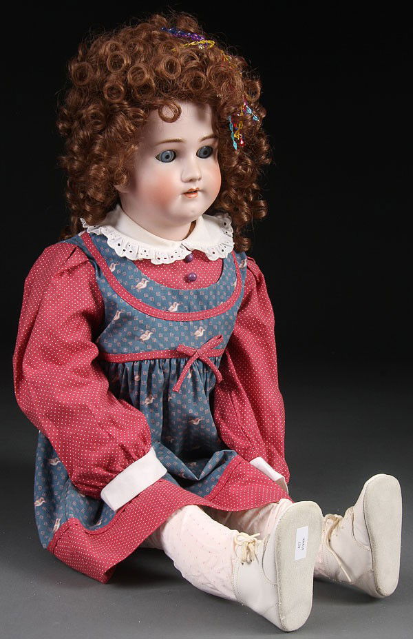A SIMON & HALBIG DOLL, with socket head, sleep ey: A SIMON & HALBIG DOLL, with socket head, sleep eyes and jointed body. Height 29 inches.