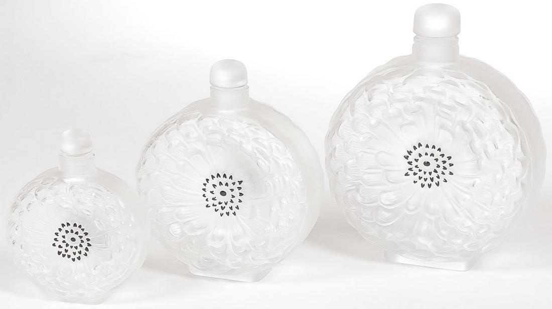 LALIQUE CRYSTAL 3 PIECE DAHLIA PERFUME SET: LALIQUE CRYSTAL 3 PIECE DAHLIA PERFUME SET. Very good condition, no damage. Signed on bae. Greatest height 8.25 inches. SHIPPING NOTICE: Jackson's is your sole and only source for one stop packing