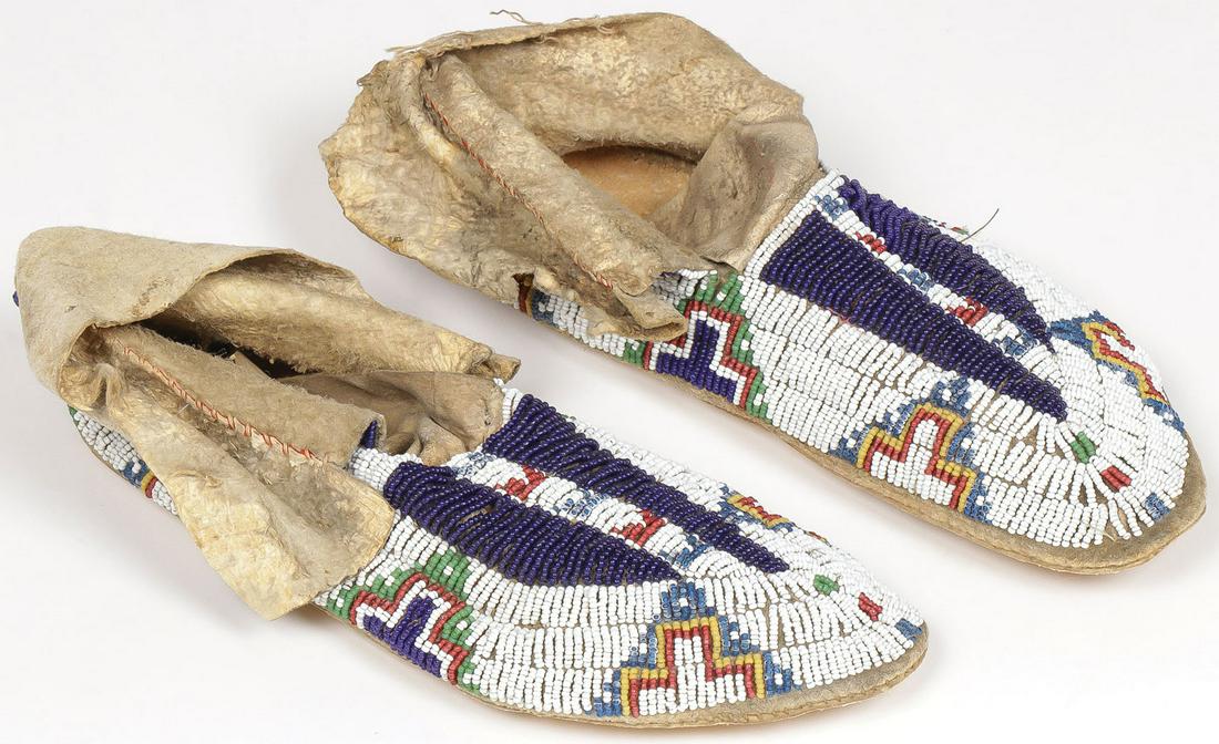 NORTHERN PLAINS BEADED MOCCASINS (1 of 1)
