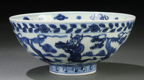 A CHINESE MING DYNASTY STYLE BLUE/WHITE BOWL: A CHINESE MING DYNASTY STYLE BLUE/WHITE PORCELAIN BOWL. PROBABLY 19TH CENTURY. Decorated with two scholars with ritual scepters and their acolytes, each bearing a ritual object on a tray in a setting